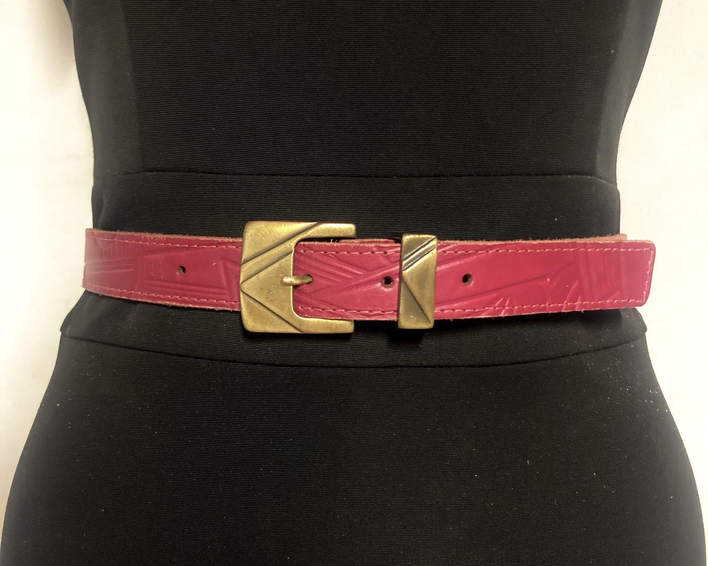 80s vintage womens pink genuine leather 1" belt Made in France. Abstract embossed pattern with brass buckle. For jeans or dress. VGC. NOS