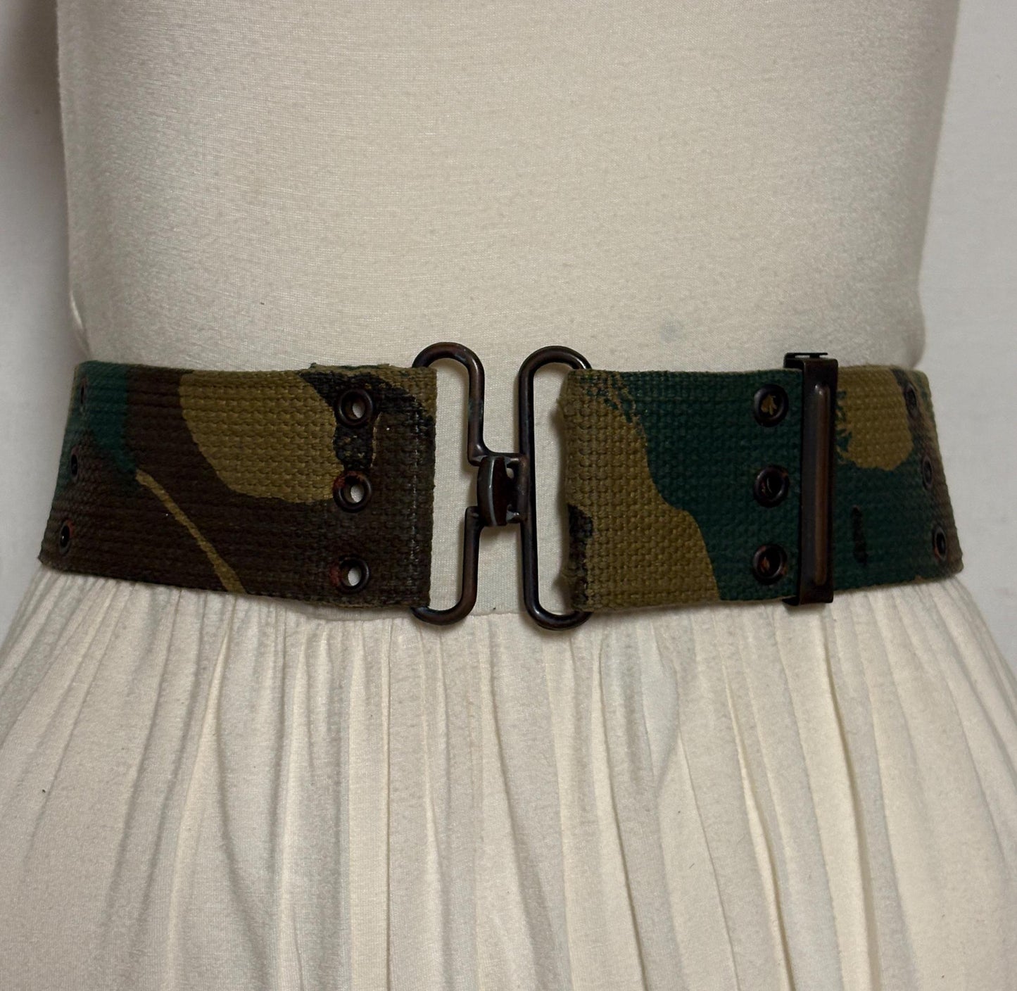 Y2K vintage army woodland cammo webbing belt. Thick woven canvas. Black metal hardware. 2000s NOS. Combat. Military camouflage. Tactical