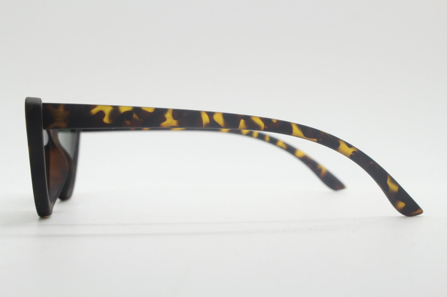 Vintage Y2K pointed cat eye sunglasses. Womens stylised tortoise cat eye frame in a rubber finish. 2000s Rockabilly pin up cats eye. BNWT