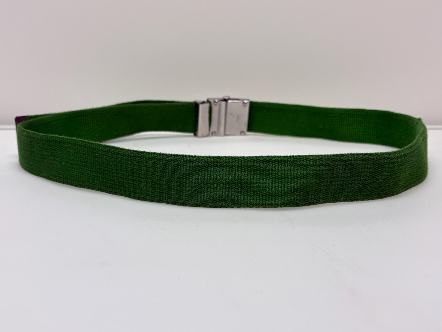 90s vintage army style belt. Fresh apple green colour canvas. No holes format with slide lock silver chrome buckle. Fully adjustable