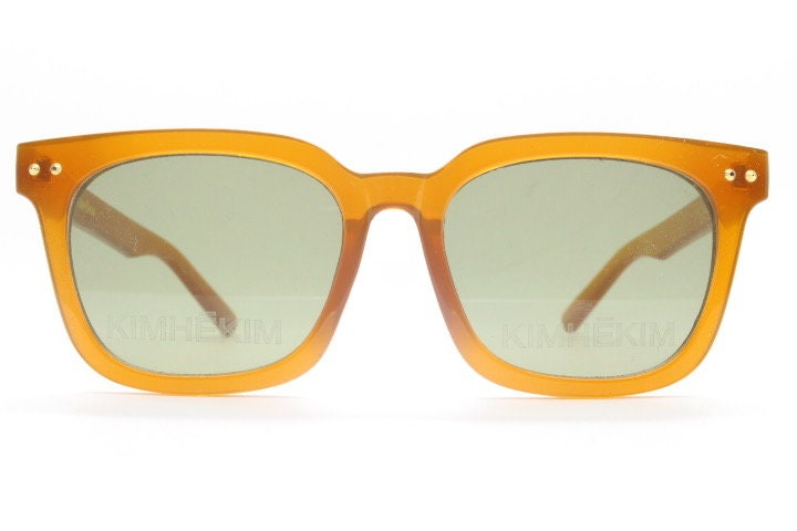 KIMHEKIM oversized wayfarer design sunglasses model J00\2. Transparent amber acetate chunky frame with 2 logo green lenses. BNWOT