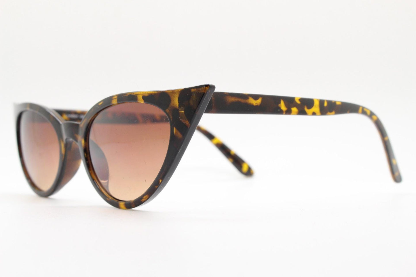 90s vintage pointed cat eye sunglasses. Tortoise slender frame with graduating brown lenses. Womens 50s design rockabilly, pin up