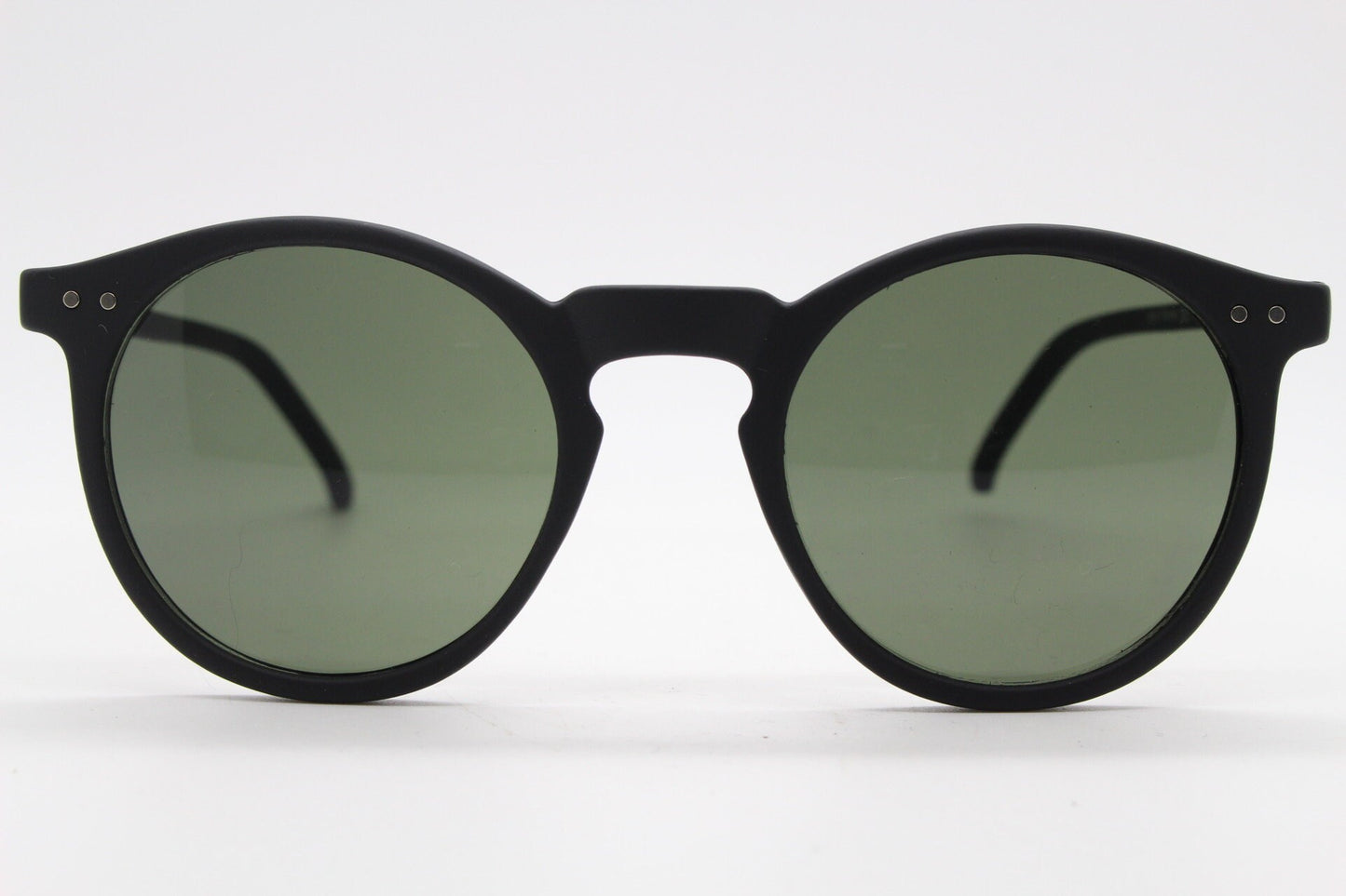 90s vintage round glasses. Classic 30s, 20s style black frame in a rubber finish with green lenses and keyhole bridge. O Malley