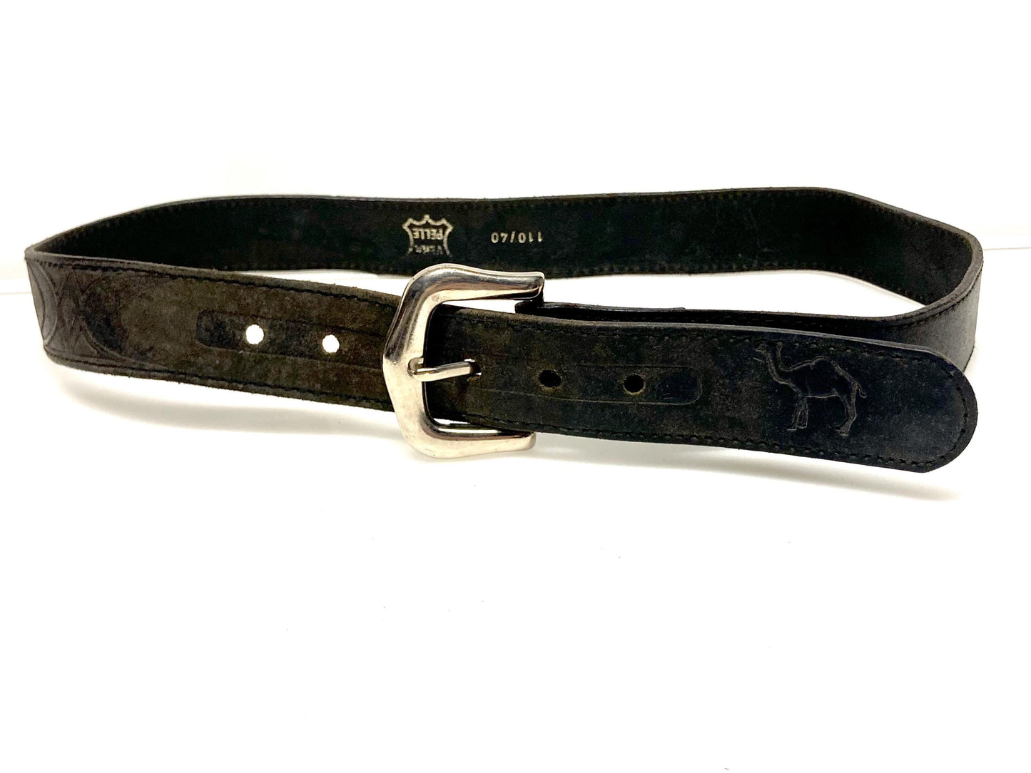 70s vintage black thick genuine leather belt with silver buckle by Camel. Subtle embossed patterns and big logo. For jeans and trousers