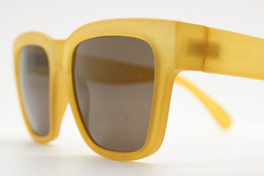 IDC lunettes modified wayfarer design sunglasses made in France. Transparent frosted yellow acetate chunky frame with contrasting lenses