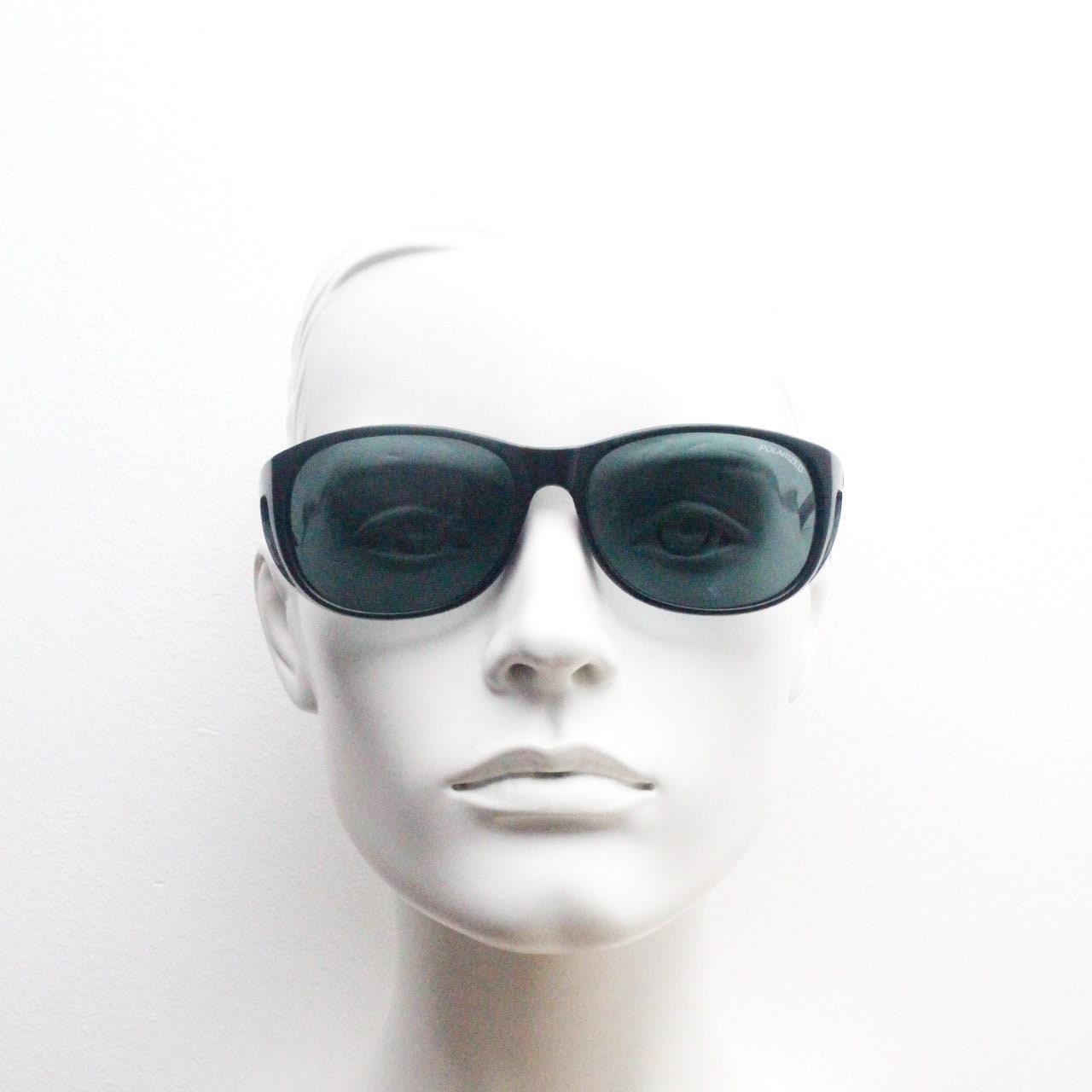 Y2K vintage round side window polarized sunglasses. Black matt frame with curved shield lenses. Small fitovers. 2000s goggle