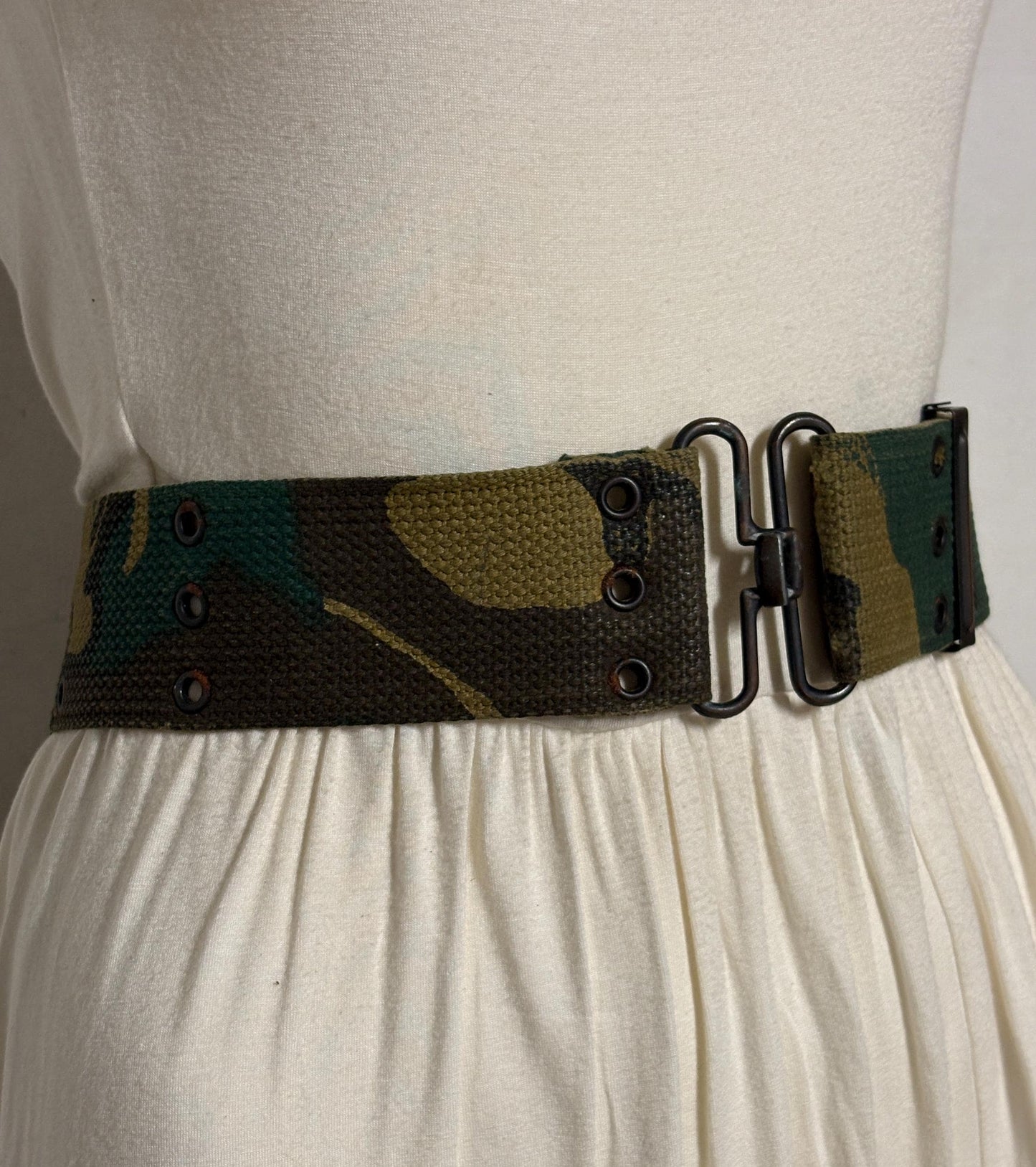 Y2K vintage army woodland cammo webbing belt. Thick woven canvas. Black metal hardware. 2000s NOS. Combat. Military camouflage. Tactical