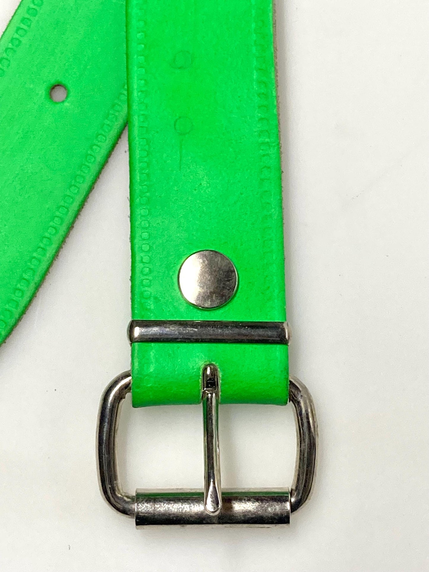 80s vintage thick genuine leather studded belt. Green dayglo with changeable buckle and 2 rows of conical silver metal studs. NOS size M