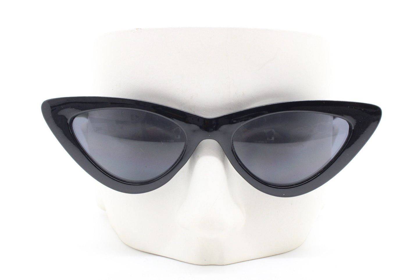 Vintage 90s pointed cat eye sunglasses. Womens 50s style black frame cat eye with dark lenses. Rockabilly pin up cats eye. BNWT
