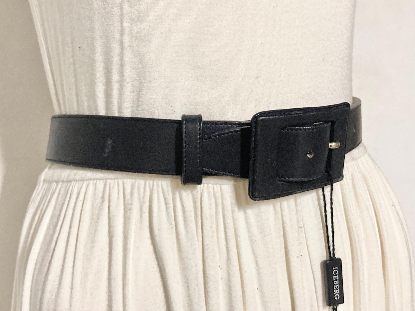 Iceberg 90s vintage womens belt in black genuine all leather with smart covered buckle. For dress or trousers. Made in Italy. BNWT. NOS