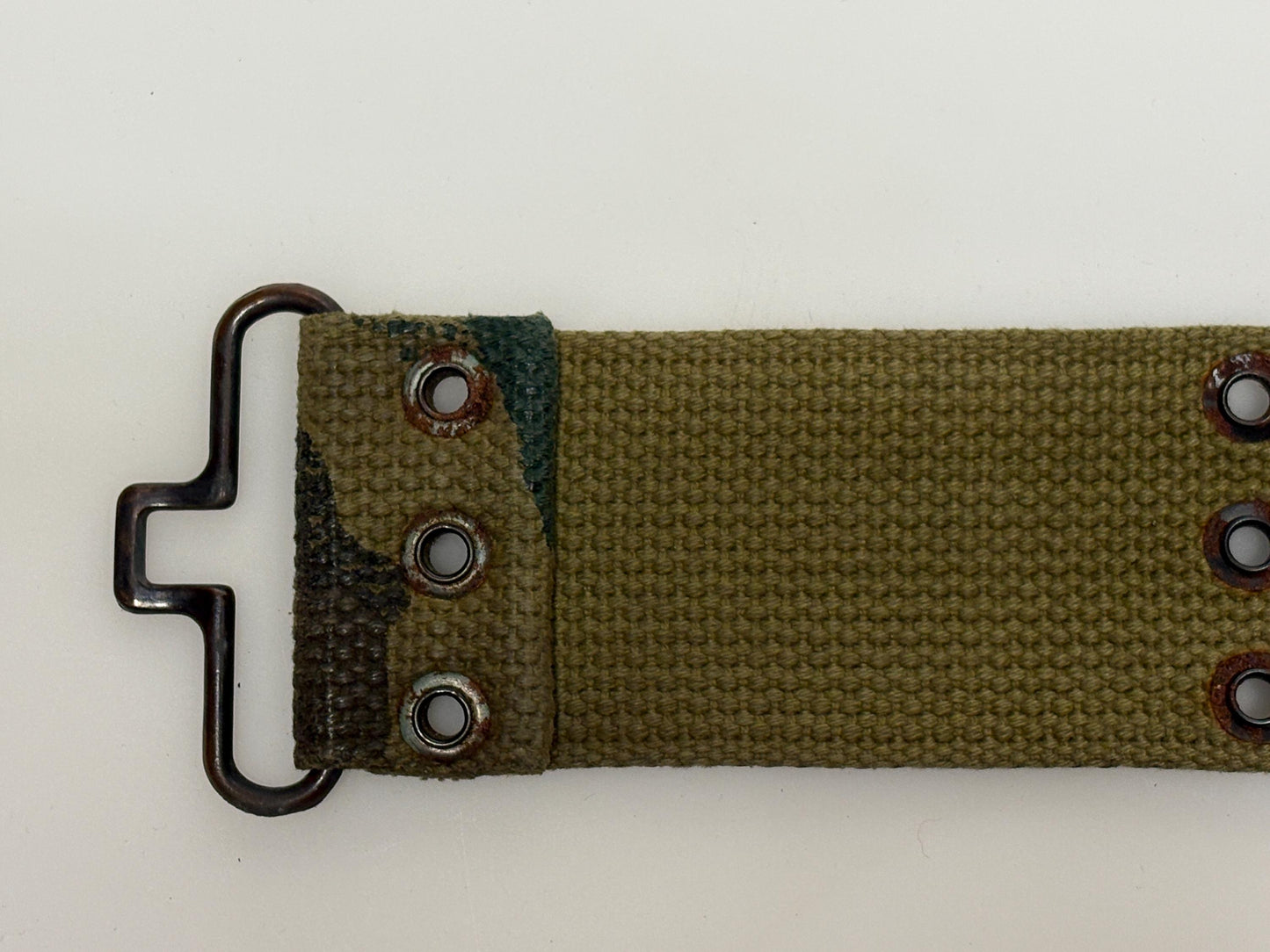 Y2K vintage army woodland cammo webbing belt. Thick woven canvas. Black metal hardware. 2000s NOS. Combat. Military camouflage. Tactical