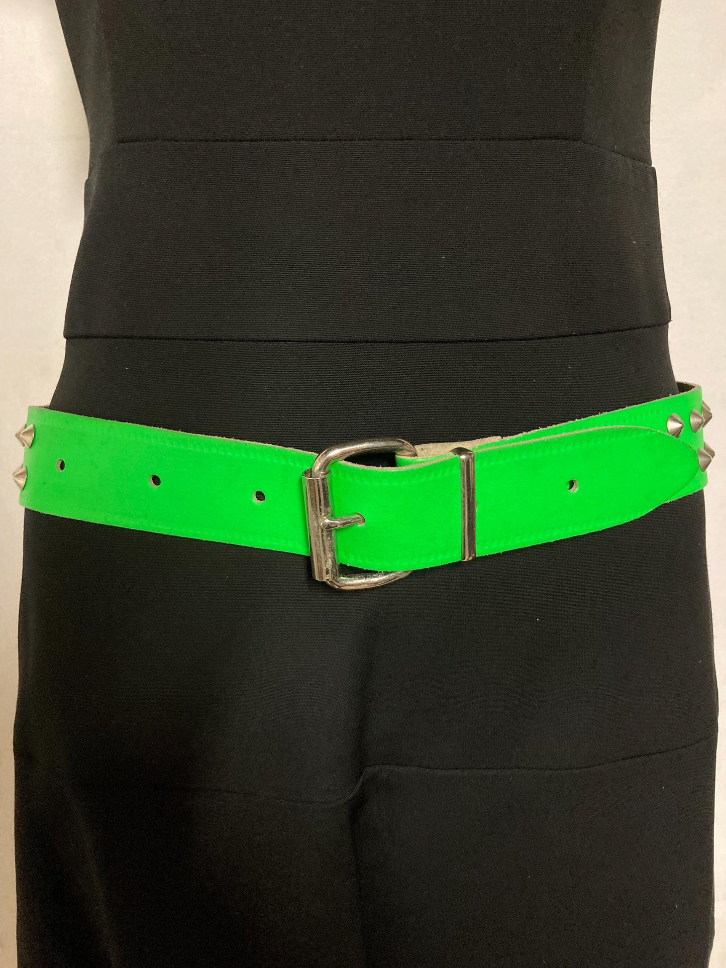 80s vintage thick genuine leather studded belt. Green dayglo with changeable buckle and 2 rows of conical silver metal studs. NOS size M