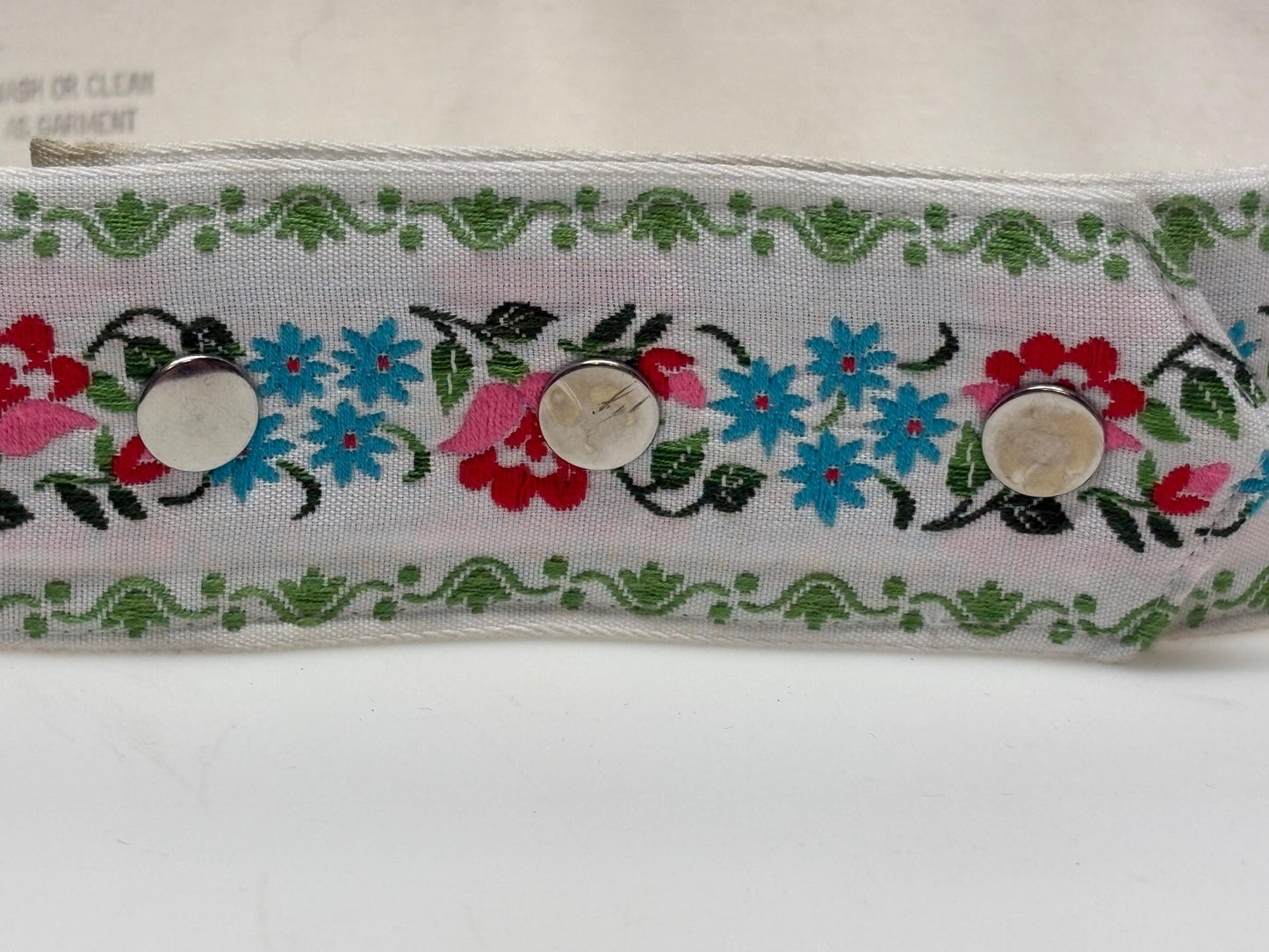 Alice Roi Y2K vintage womens 2" dress belt in white with embroidered pink, blue and green flowers. 2000s Unused NOS. BNWT