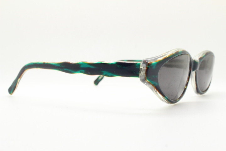 Francois Pinton Paris 90s vintage cat eye sunglasses made in France. Exaggerated  cateye in green and brown acetate with waved arms. NOS