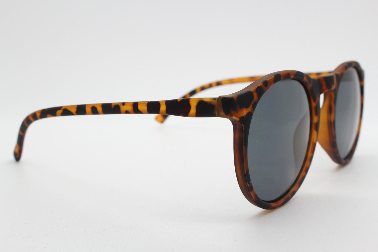 90s vintage round sunglasses. Classical 40s style keyhole bridge frame in a rubber finish with contrasting black lenses. Unused