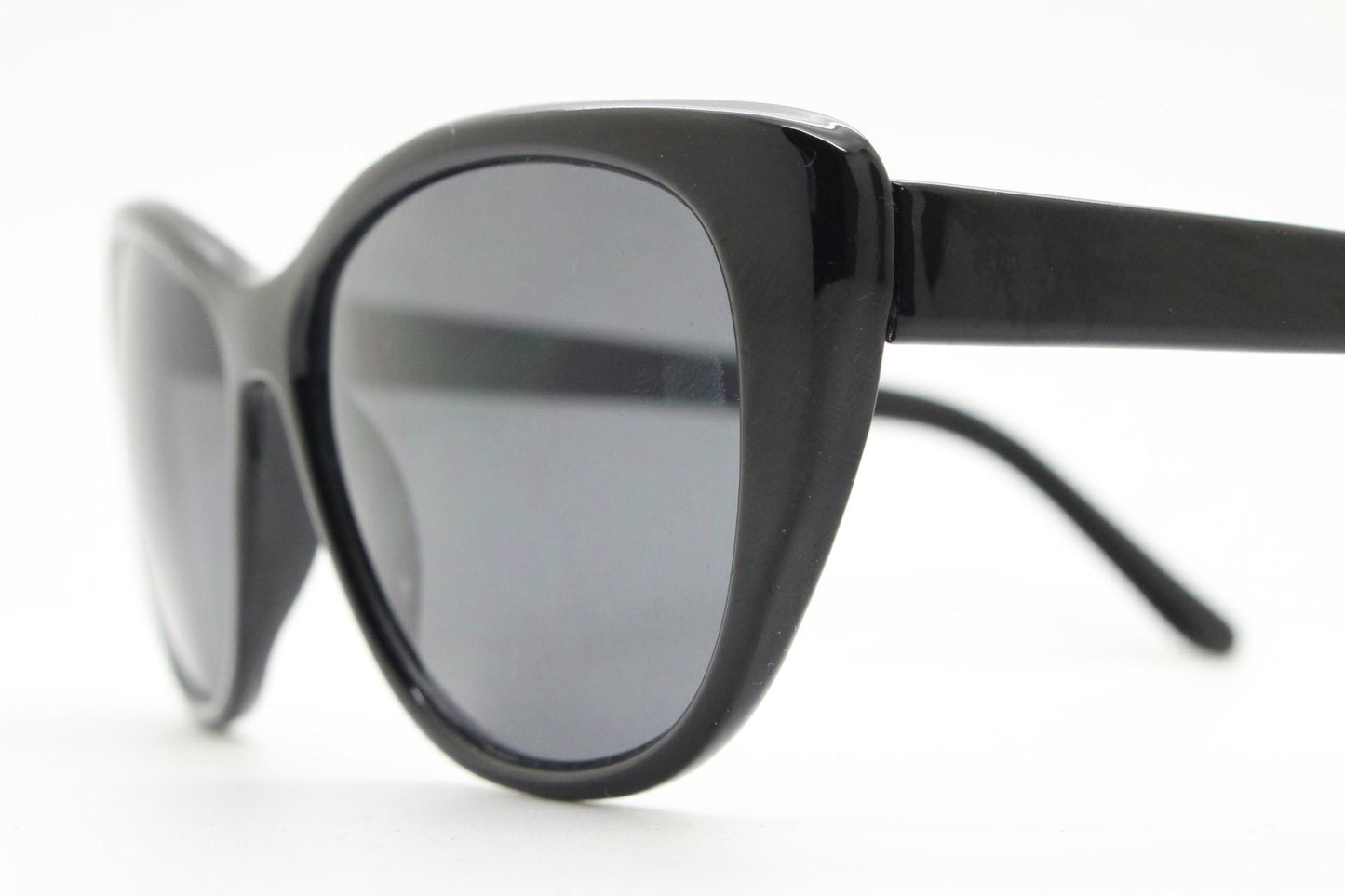 Vintage Y2K oval cat eye sunglasses. Womens plain black cateye in slightly large proportions. Rockabilly pin up. 2000s NOS catseye