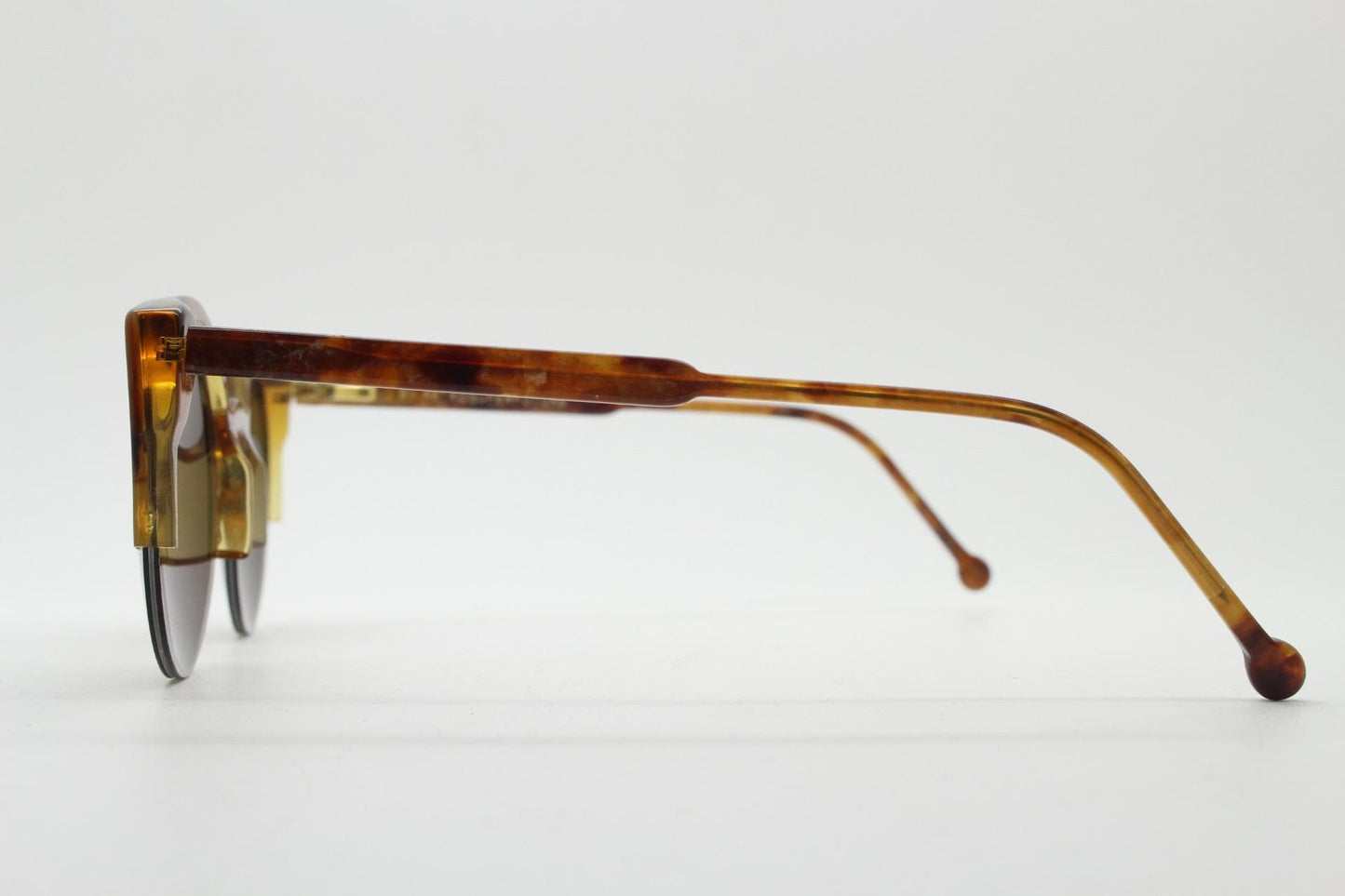 Retrosuperfuture vintage angular cat eye sunglasses made in Italy. Marbled brown gloss acetate flat top half frame with round lenses