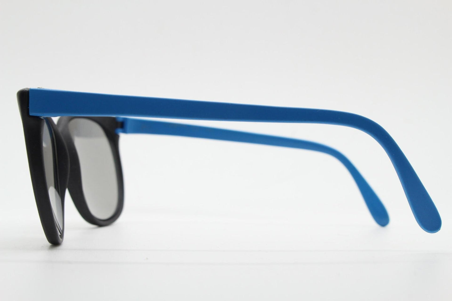 80s vintage 2 tone round cat eye sunglasses. Matt black flexible frame with blue arms and mirror lenses. NOS. Ski. Rave