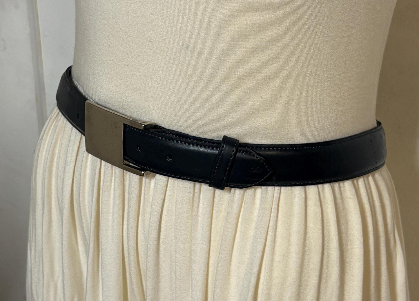90s vintage smart trouser / jeans belt in grey genuine leather with solid shiny chrome buckle. Made in France. NOS