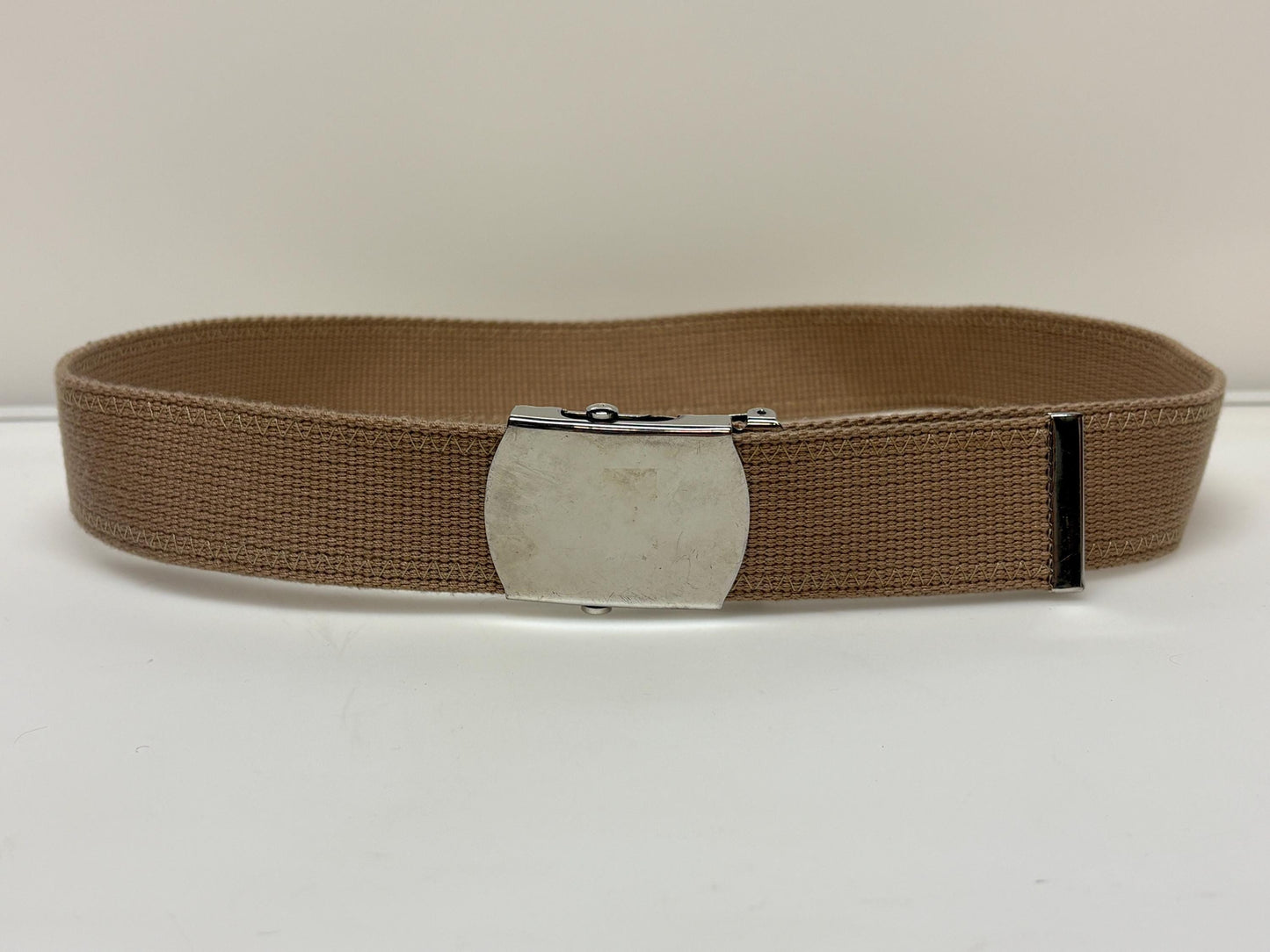 90s vintage army style belt. Thick beige canvas no holes format with slide lock silver chrome buckle. Reinforced stitching. Fully adjustable