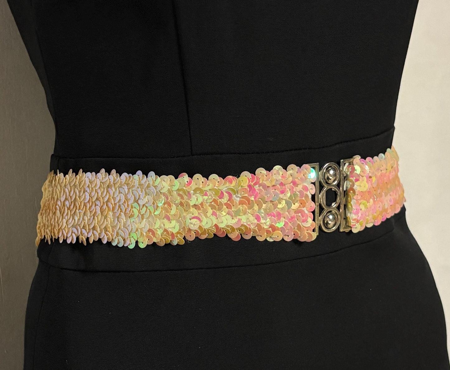 70s vintage womens elastic pink and white sequin stretch belt with chrome circles buckle. To wear with a dress. Authentic disco belt