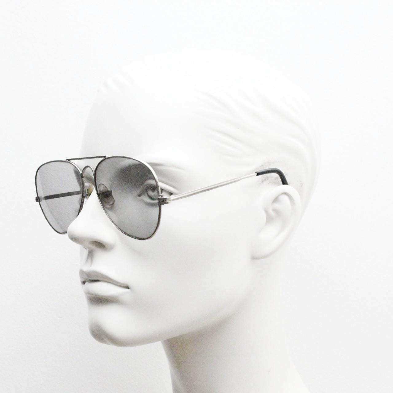70s vintage aviator sunglasses. Optimal shape classic pilot aviators in a silver metal frame with light tone real glass lenses. Teardrop,