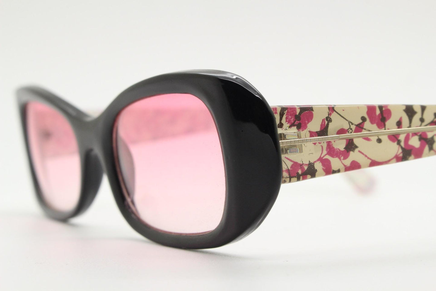 Y2k vintage rectangular cat eye sunglasses. Intense 60s style black front with pink lenses and extraordinary floral arms. 2000s NOS. BNWT