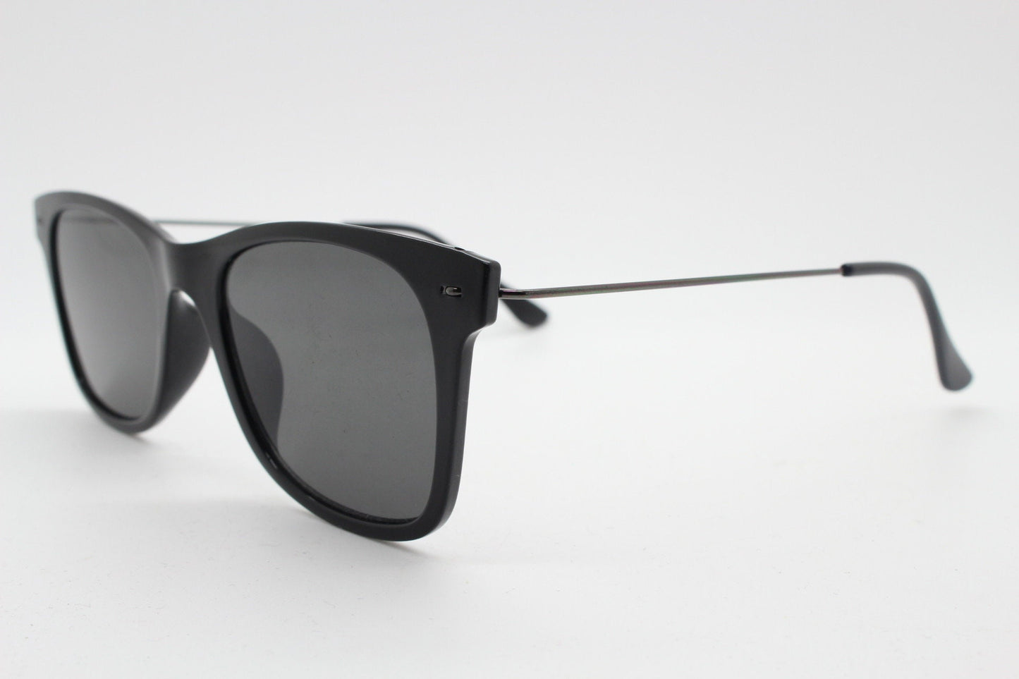 Vintage 90s modified wayfarer design sunglasses. All time classic 40s 50s design in flat black frame with slim metal arms. BNWT