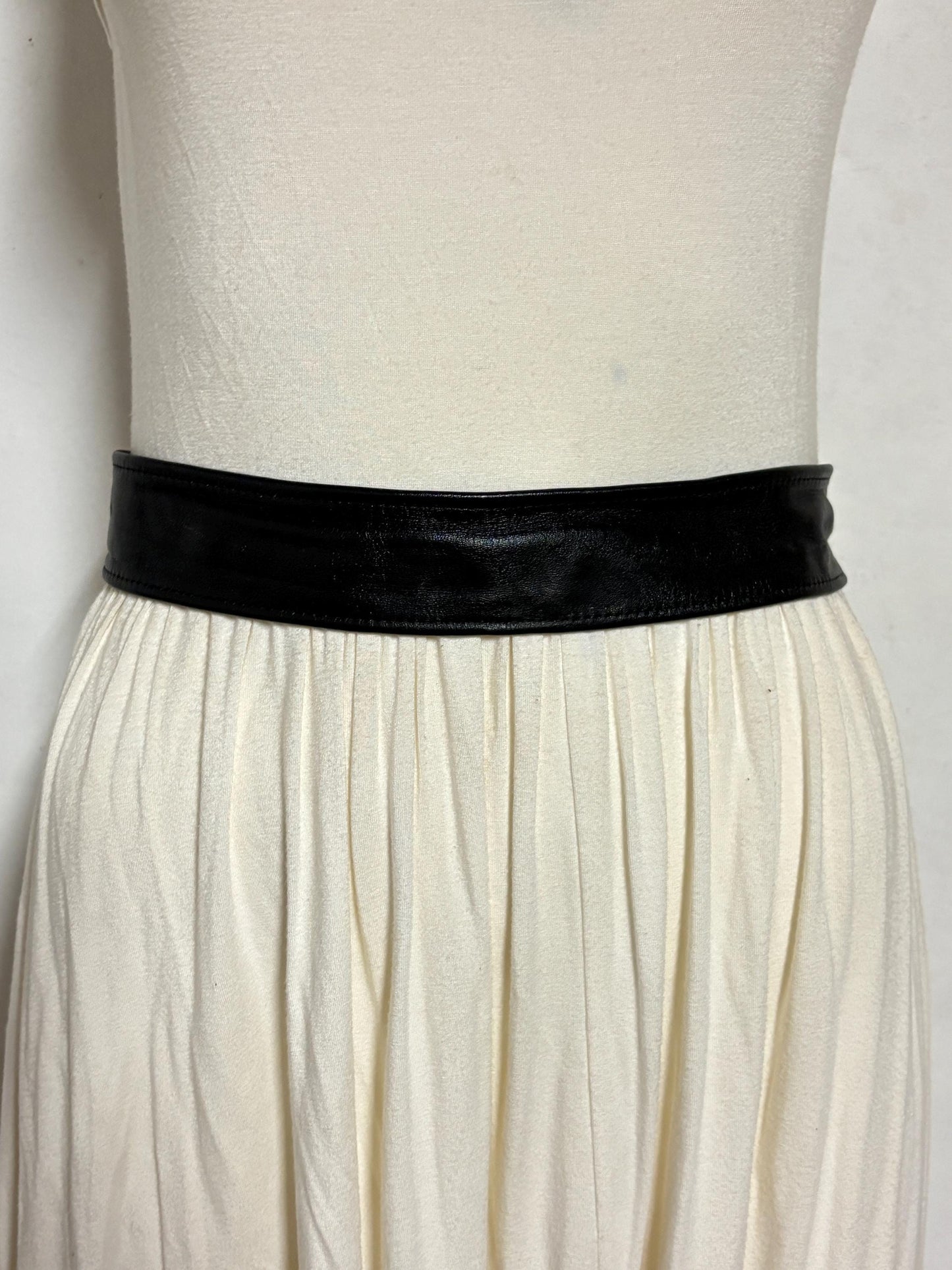 Astor 80s vintage womens leather 2" dress feature belt. Fine quality all black subtle statement belt with covered buckle. Rockabilly revival