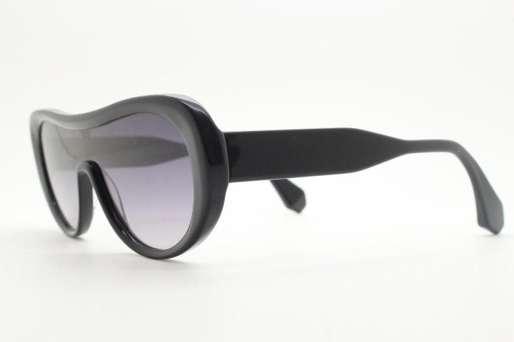 Gigi Barcelona vintage acetate aviator sunglasses model Stef. 70s racing design visor in thickened black frame with smoky mono lens. Mask