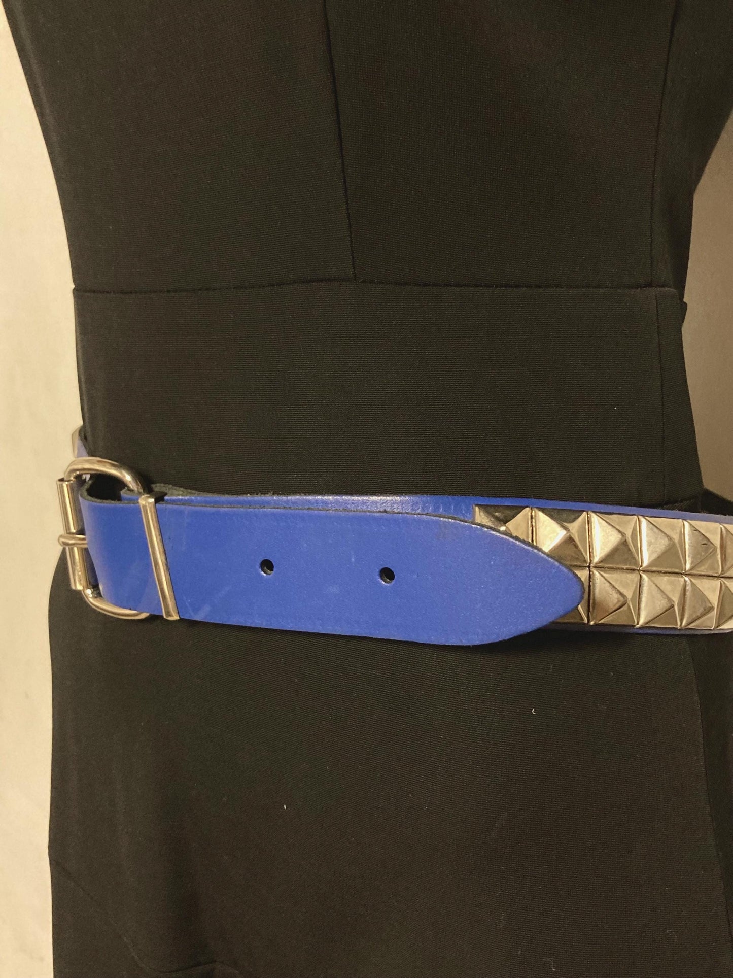 80s vintage thick genuine leather studded belt.  Royal blue with changeable buckle and 2 rows of conical silver metal studs. NOS size M