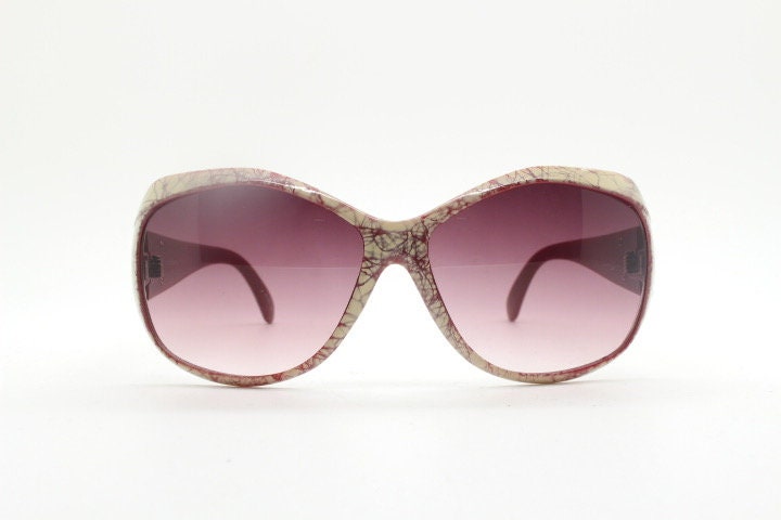 2000s s vintage abstract round sunglasses by Liz Claiborne New York. Psychedelic beige crackle print bug eye with graduating lenses. Y2K NOS