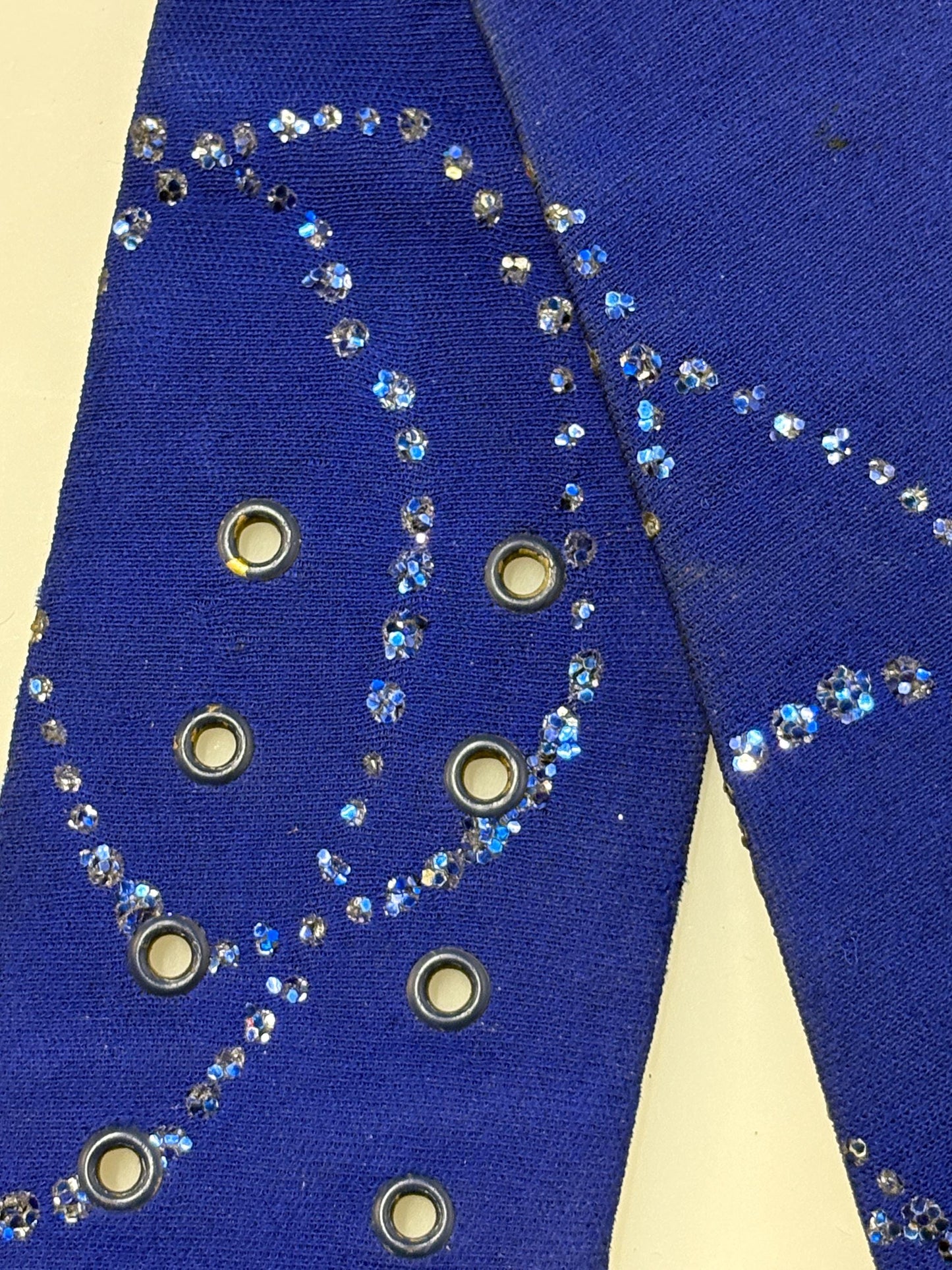 80s vintage womens hand made feature belt for a dress. Flattering V shape. Blue fabric with abstract glitter circles on a leather backing