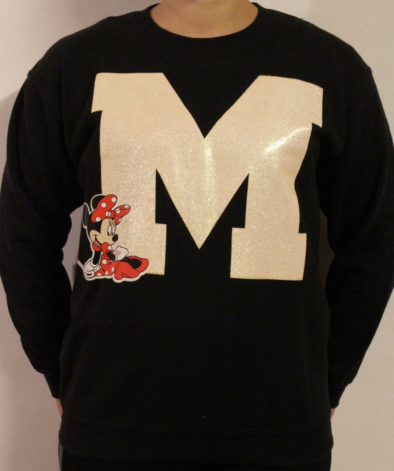 Vintage Y2K Disney Minnie Mouse black sweatshirt with big M logo. Womens crew neck cheerleader pullover