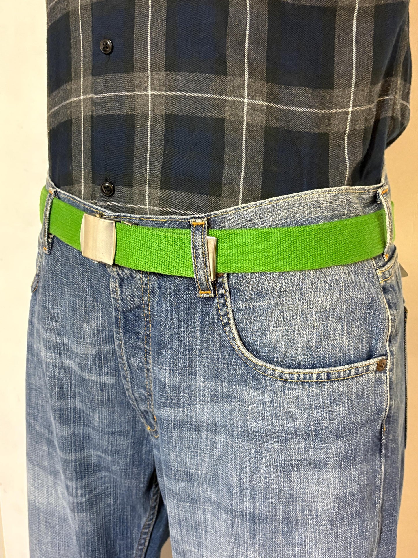 90s vintage army style belt. Fresh apple green colour canvas. No holes format with slide lock silver chrome buckle. Fully adjustable