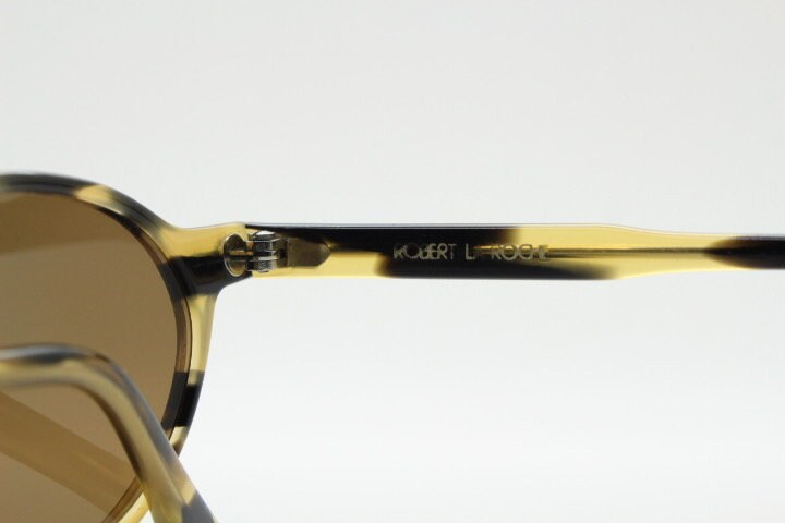 Robert La Roche 90s vintage oval sunglasses. Vibrant honey and mottled brown acetate undersized frame with plain brown lenses. NOS