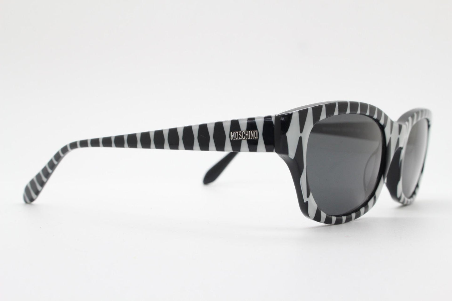 Moschino mind bending op art pattern cateye sunglasses made in Italy. Womens vintage monochrome acetate frame cat eye. 60s design. NOS
