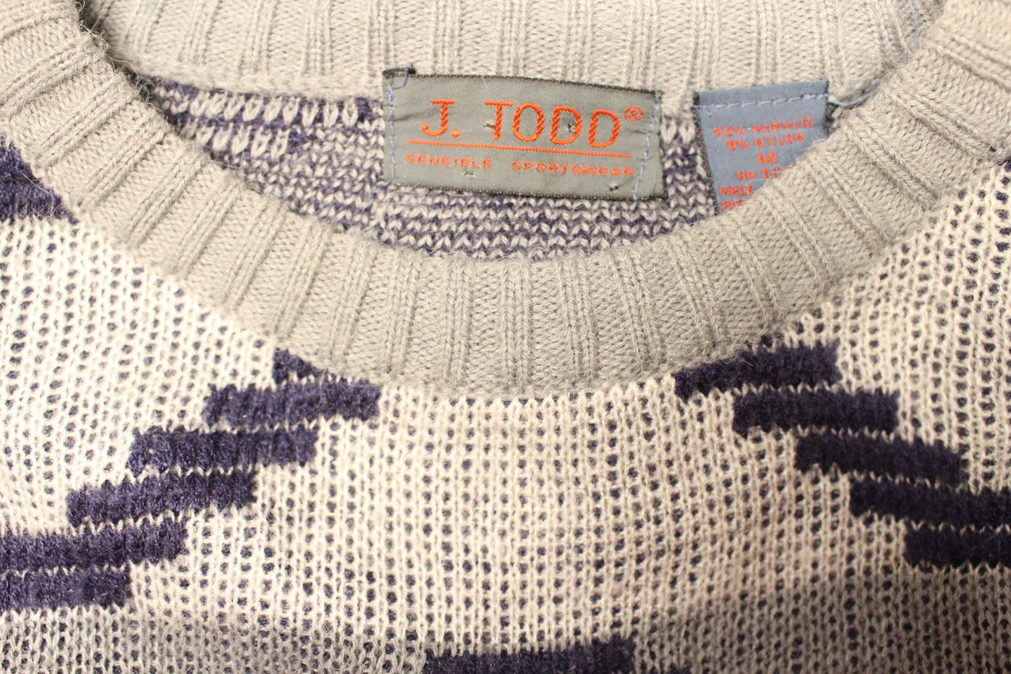 90s vintage abstract zig zag pattern jumper. Mens round neck sweater in grey, white and blue. Size L pullover