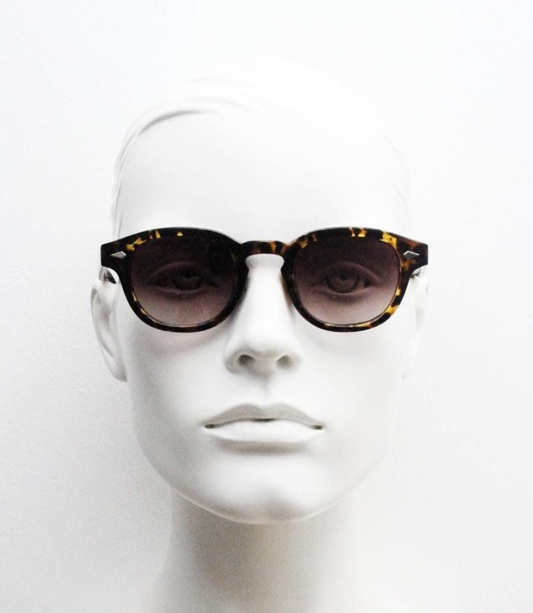 Vintage modified wayfarer design glasses. Dark tortoise gloss 40s, 50s shape frame with keyhole bridge and graduating lenses. BNWT