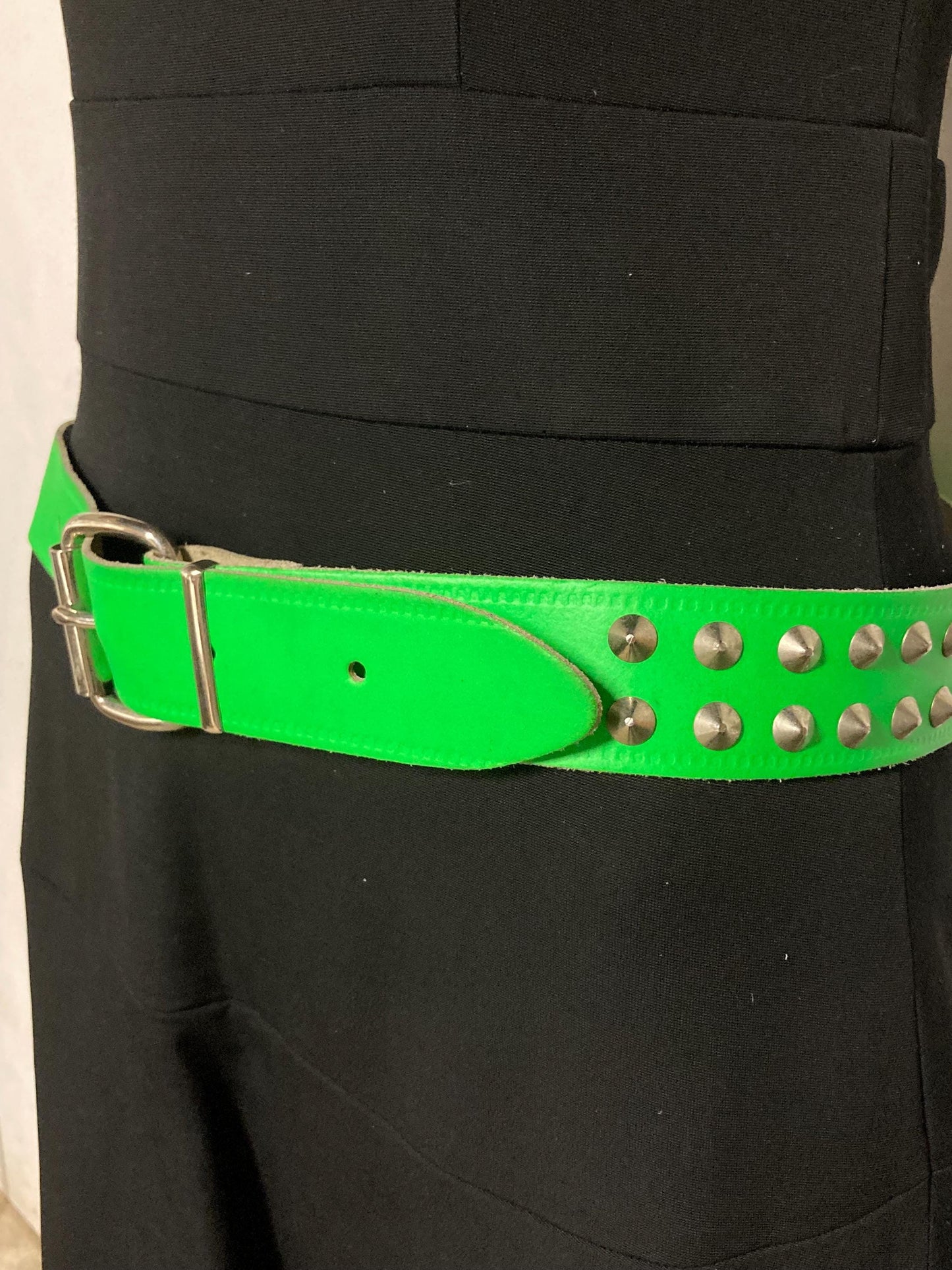 80s vintage thick genuine leather studded belt. Green dayglo with changeable buckle and 2 rows of conical silver metal studs. NOS size M