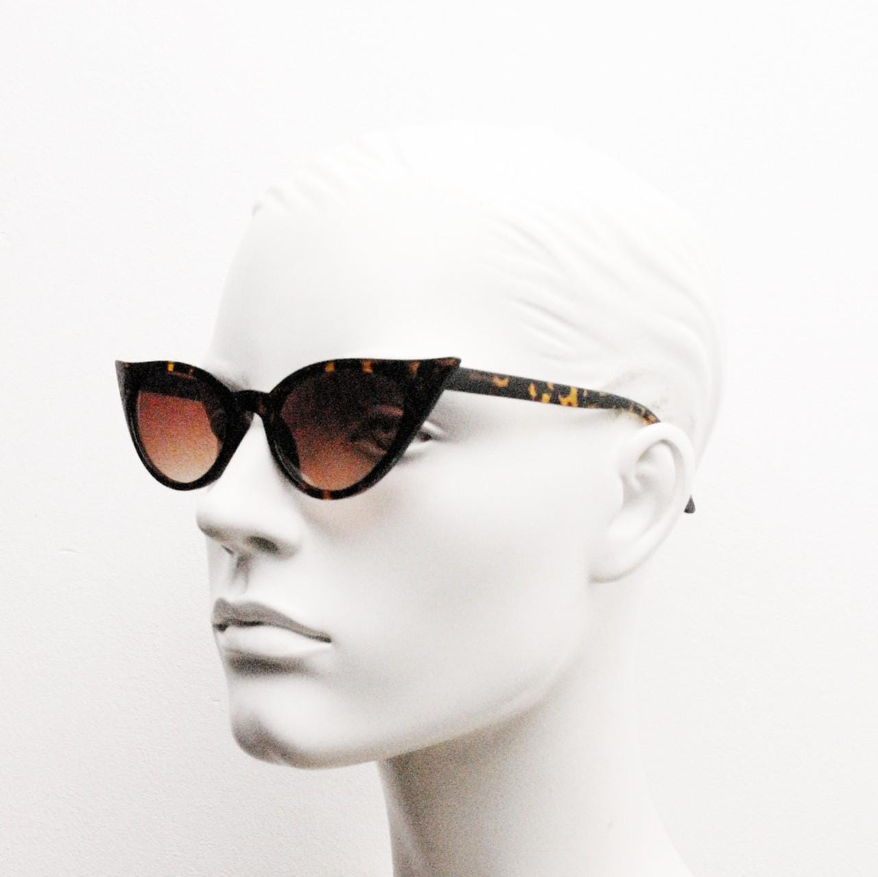 90s vintage pointed cat eye sunglasses. Tortoise slender frame with graduating brown lenses. Womens 50s design rockabilly, pin up