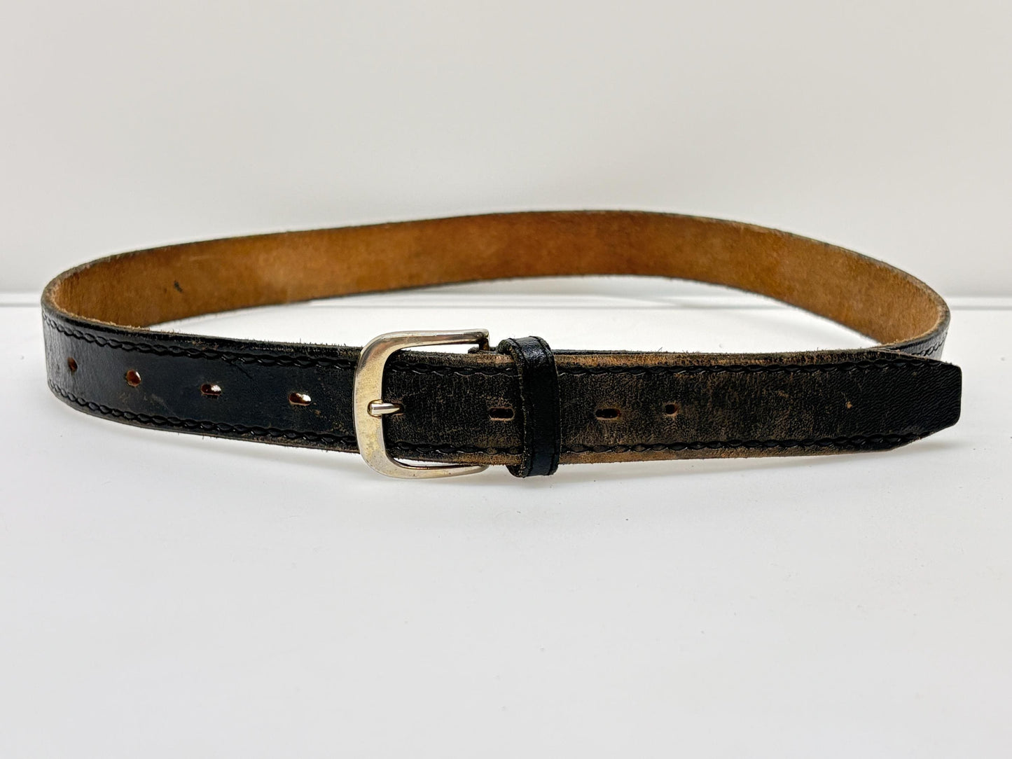 80s vintage plain black genuine leather 1" belt with simple metal buckle and embossed stitching design edge. For jeans or trousers