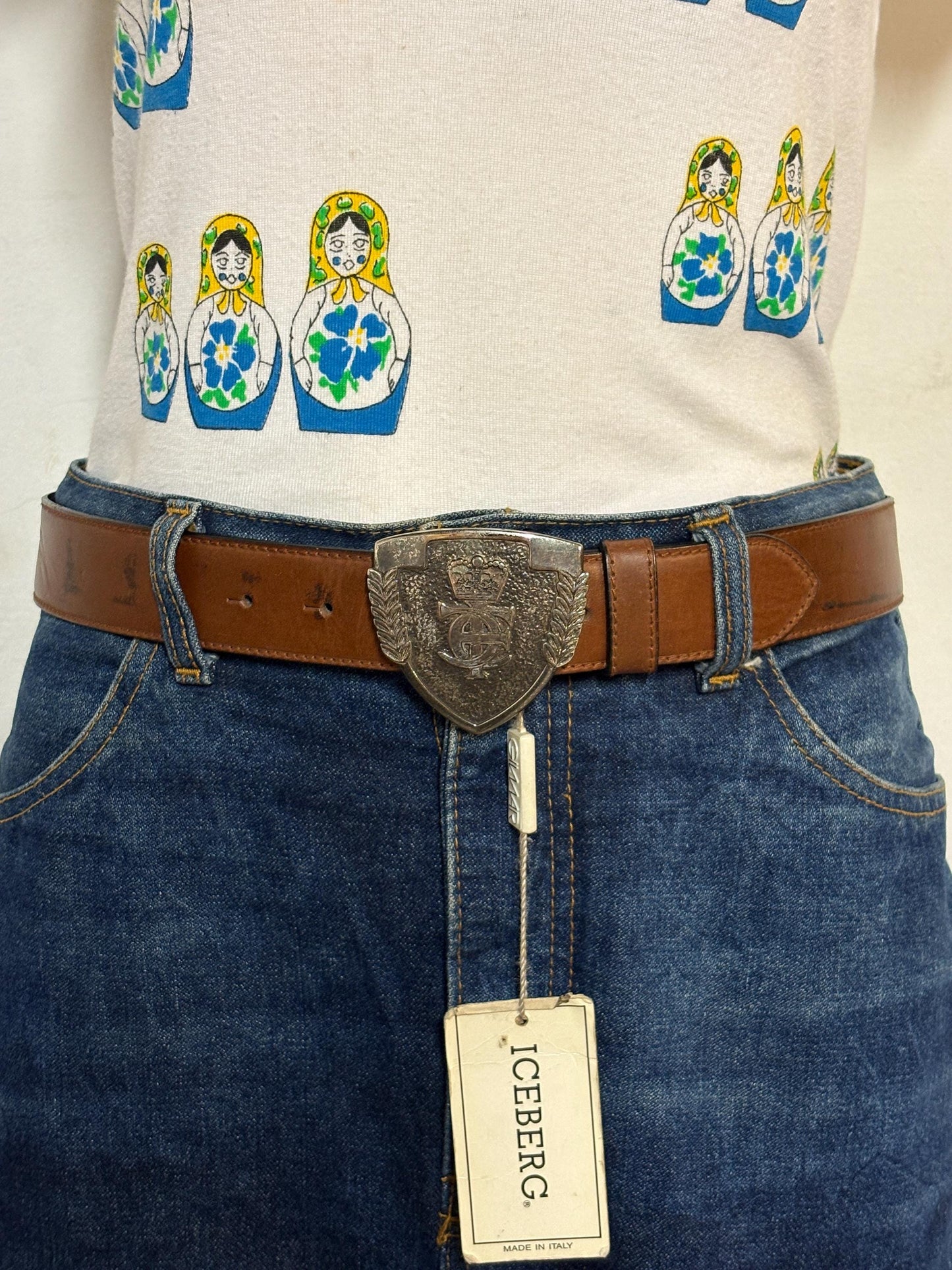 Iceberg 90s vintage belt in matt brown genuine leather with heraldic shield style buckle. For dress or jeans. Made in Italy. BNWT. NOS