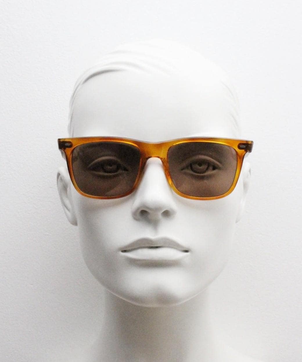 Uomo vintage 90s wayfarer design sunglasses made in Italy. All time classic format in mottled amber frame with contrasting brown lenses. NOS