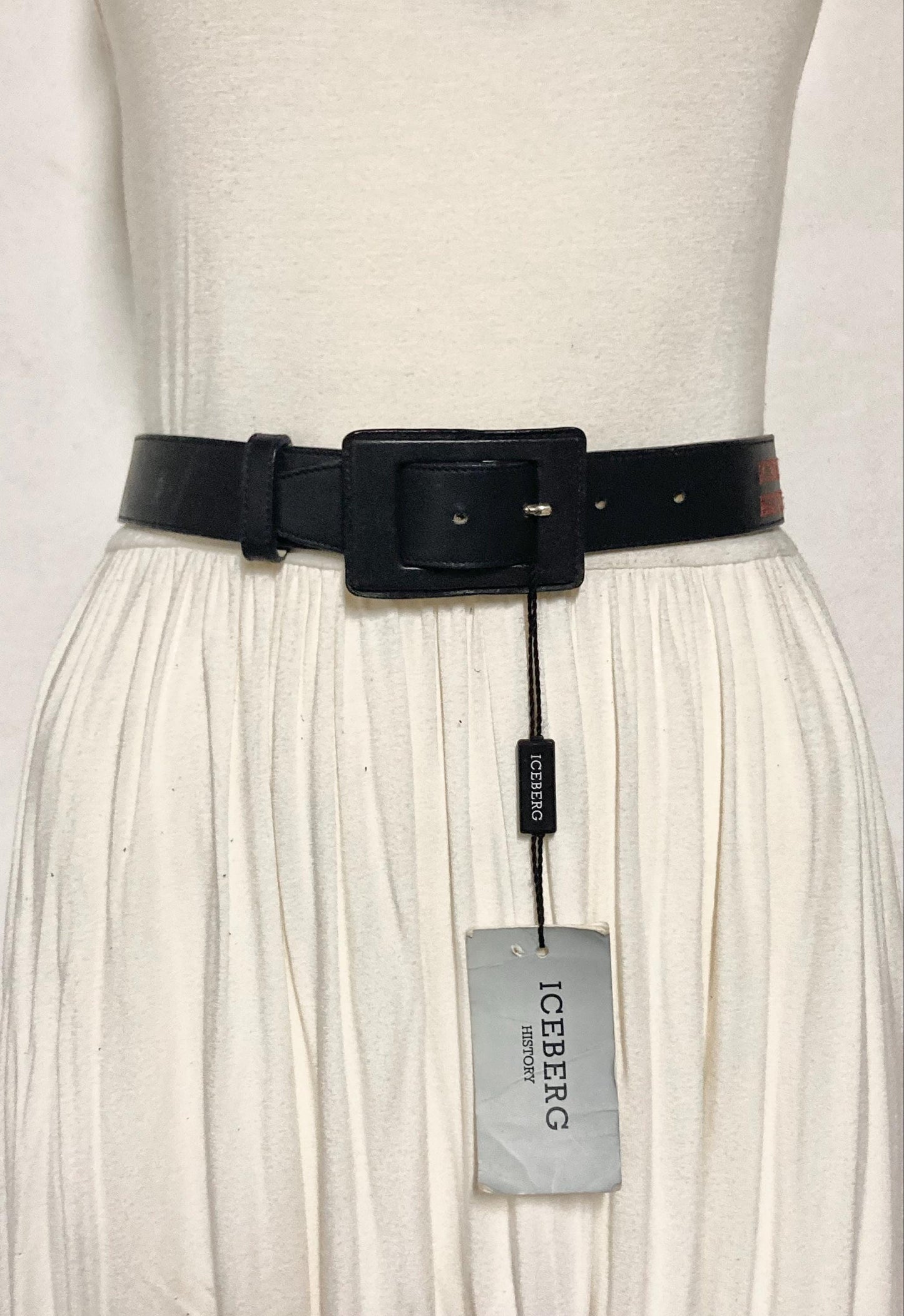 Iceberg 90s vintage womens belt in black genuine all leather with smart covered buckle. For dress or trousers. Made in Italy. BNWT. NOS