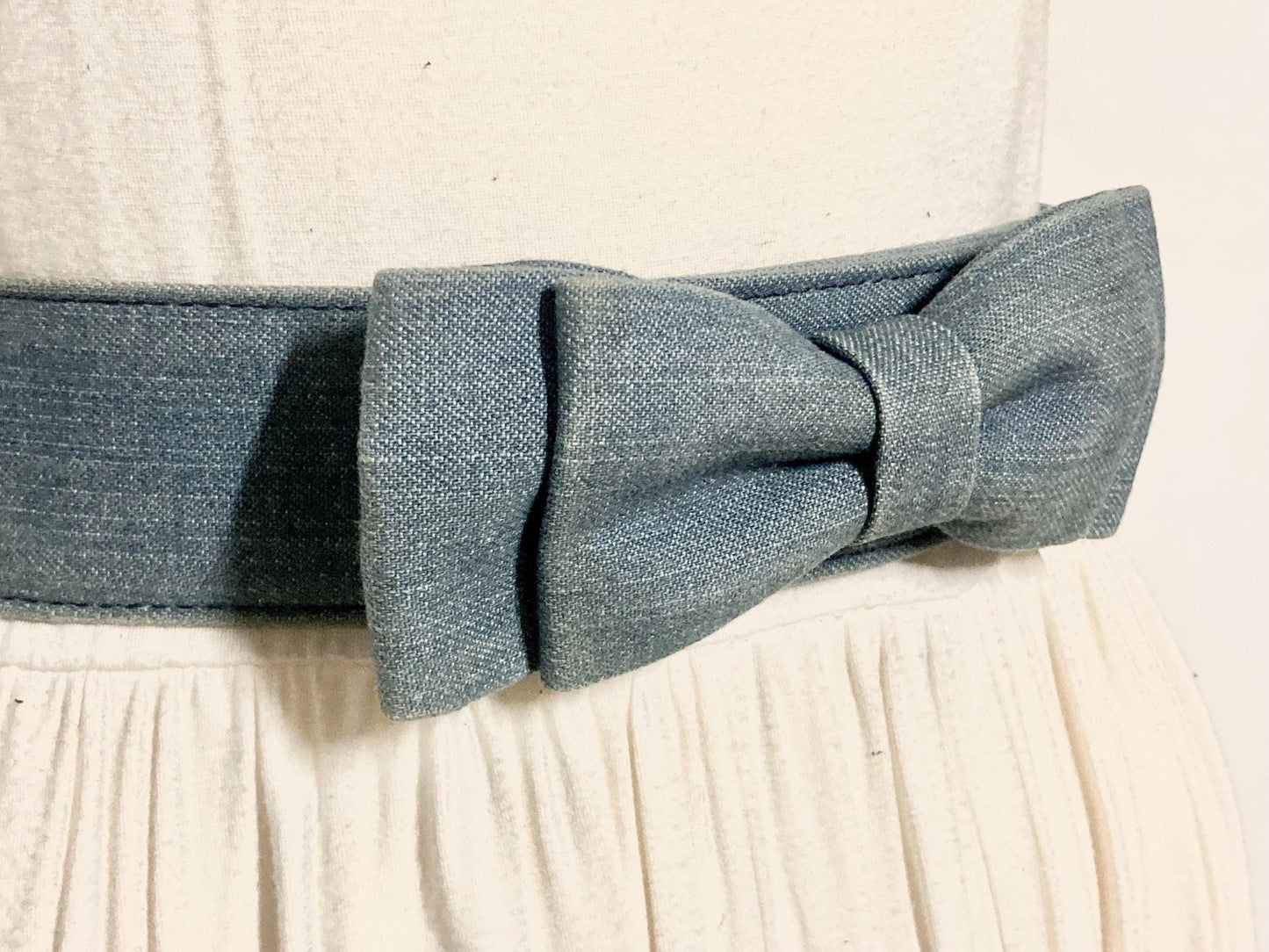80s vintage womens dress belt in light blue denim with big bow in neat proportions. Adjustable. Used in good condition