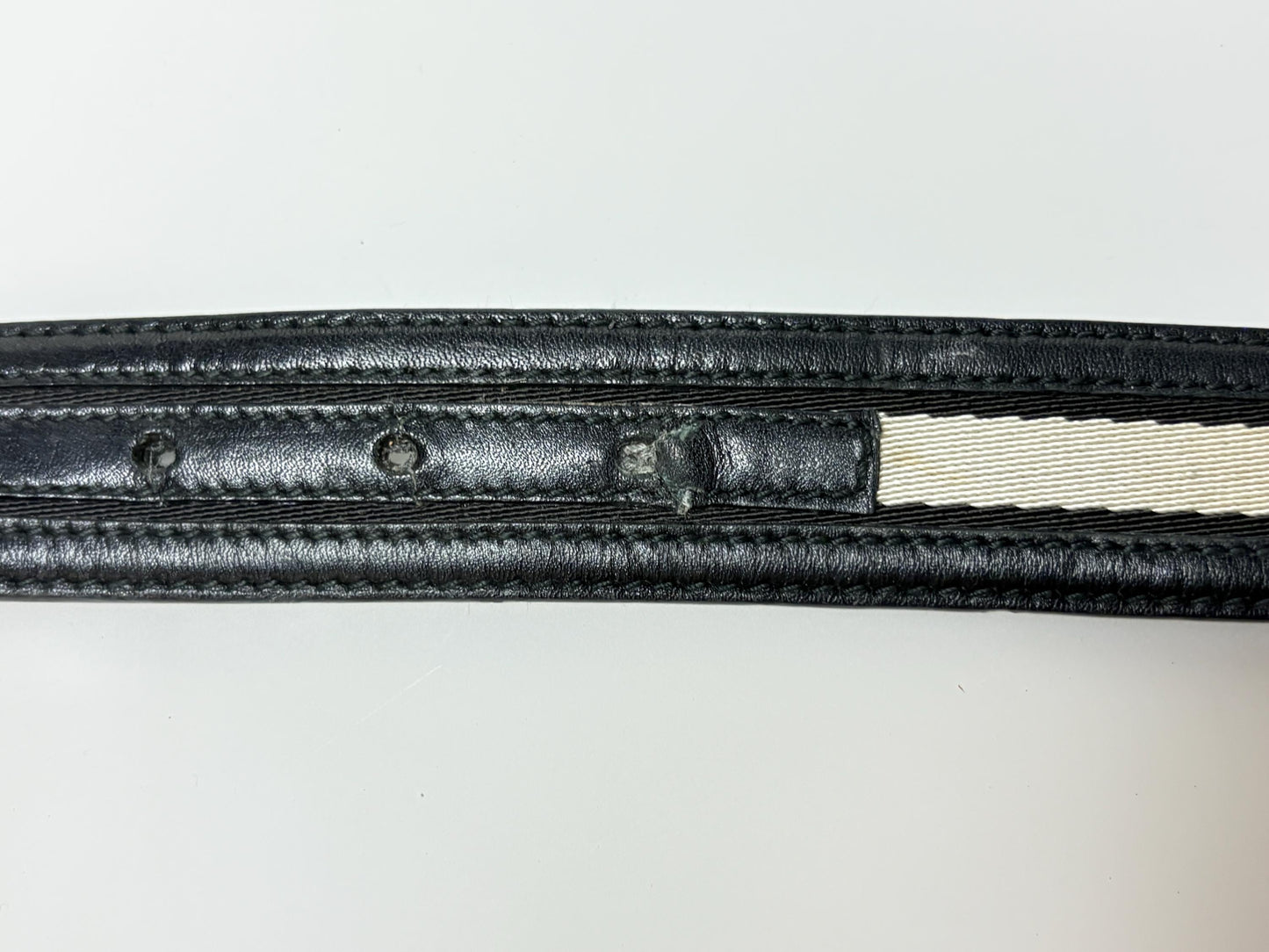 Gucci 90s vintage 1" jeans belt made in Italy. Black genuine leather with neat sized logo buckle and central cream textile section