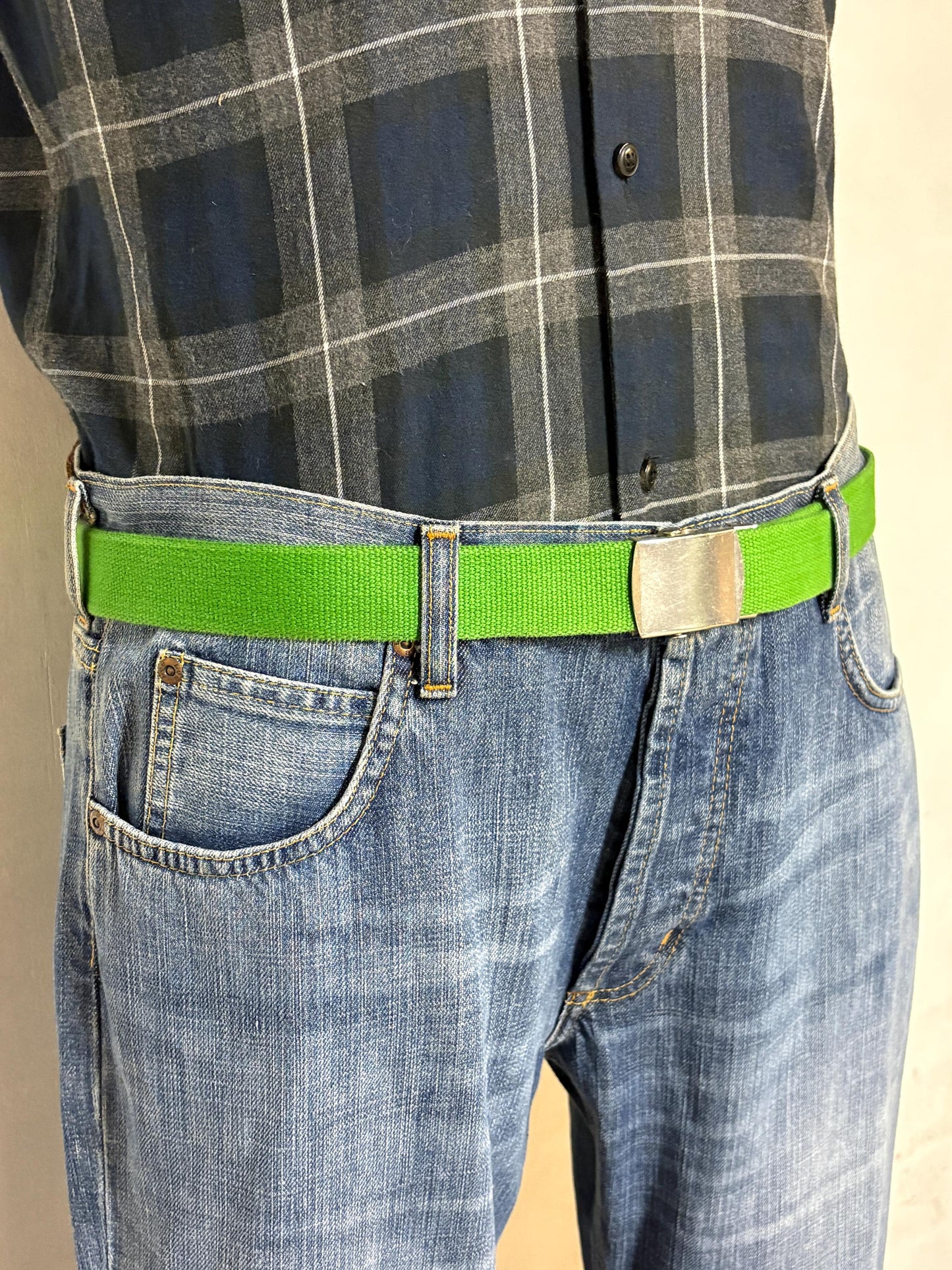 90s vintage army style belt. Fresh apple green colour canvas. No holes format with slide lock silver chrome buckle. Fully adjustable