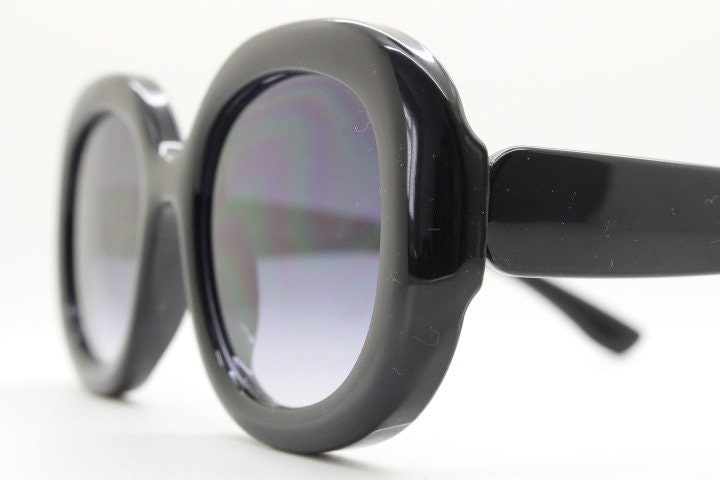 Y2k vintage oversized round sunglasses. Thick framed Women's big 60s mod design black frame with smoky gradient lenses. Unused BNWT. 70s