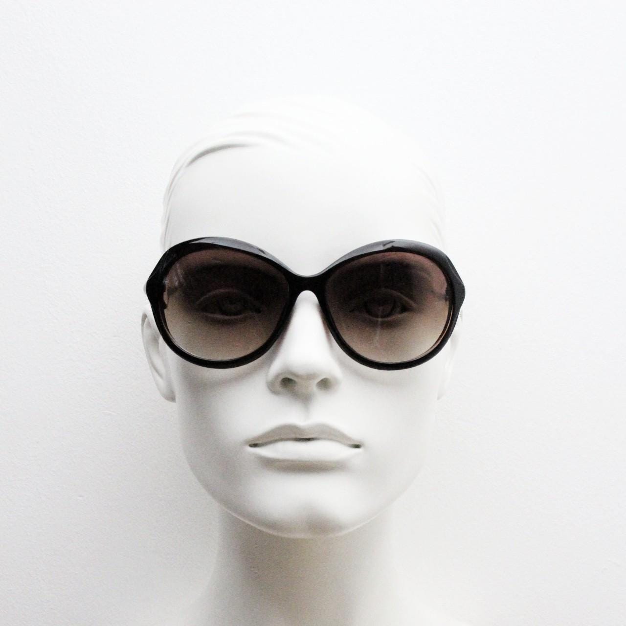 Y2K vintage big round sunglasses. Women's classical 60s design in brown gloss with graduating lenses and subtle arm detail. 2000s. 00s NOS